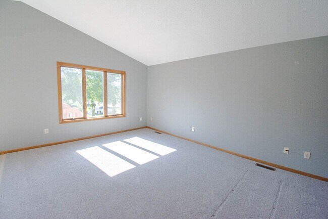 Building Photo - Pristine, Bright, and Move-In Ready in SW Rochester!