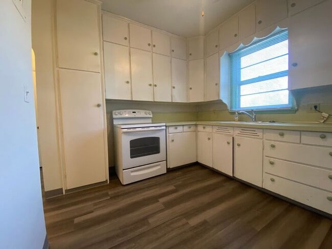 Building Photo - $1,200 | 2 Bedroom, 1 Bathroom 1st Floor Apartment | No Pets | Available for an Immediate Move In!