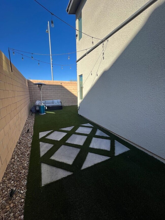 Building Photo - Beautiful 3 Bedroom Townhome in the Southw...