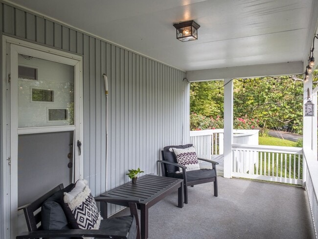 Building Photo - Beautiful Three-Bedroom with Fenced Yard i...
