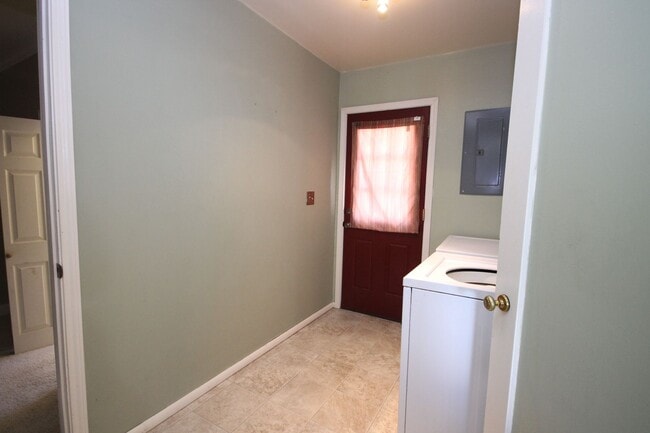 Building Photo - 3 Bedroom One Level with 2 Car Garage