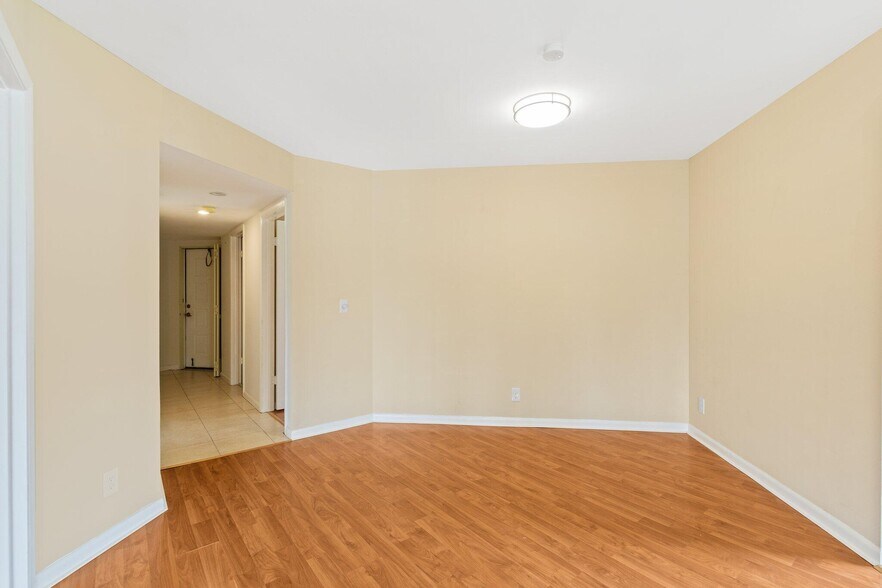Building Photo - 5040 Rose Hill Dr