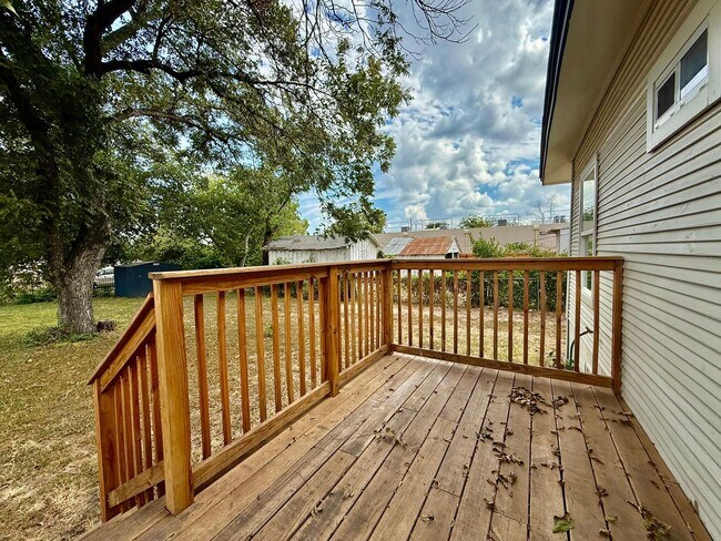 Building Photo - Modern Elegance for Rent in Prime San Anto...