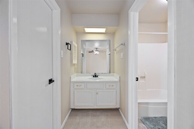 Building Photo - 2331 Ridgemont Dr