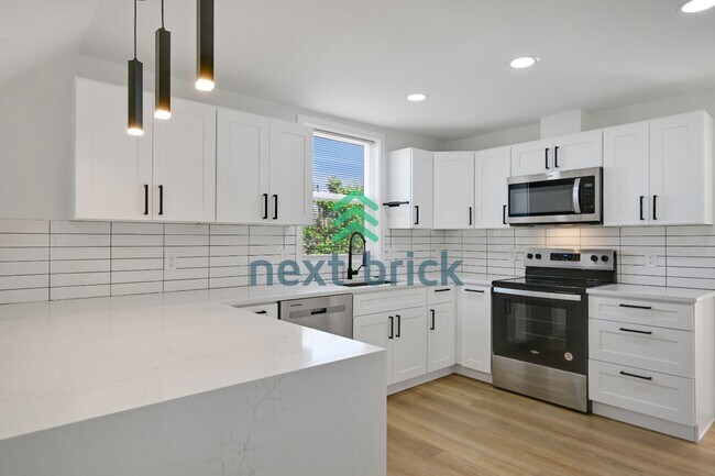 Building Photo - 215 S 107th St