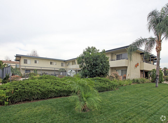 Primary Photo - Oak Manor