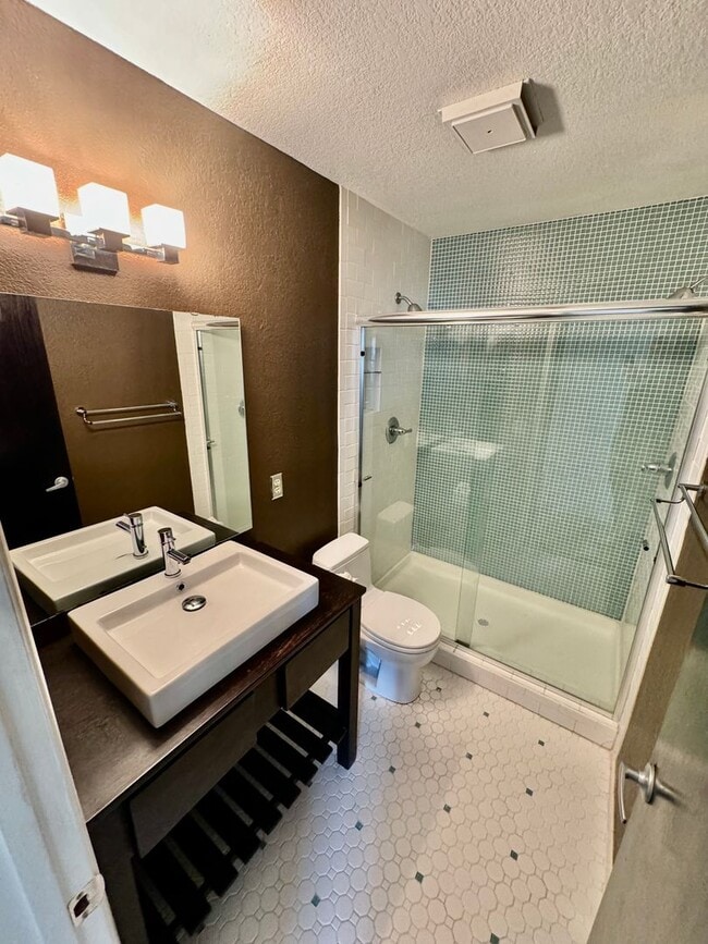 Building Photo - Lovely Fremont 2 Bedroom - Stellar Location! AVAILABLE 8/10/2026!