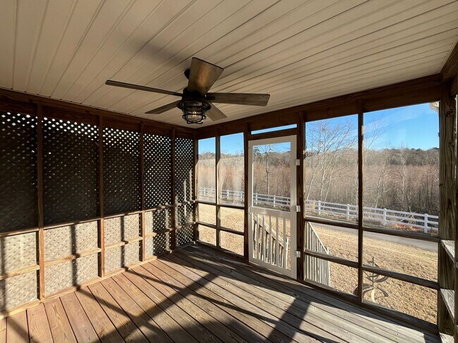 Building Photo - Charming 2BD, 2.5BA Townhome in an Excellent Community with Amenities