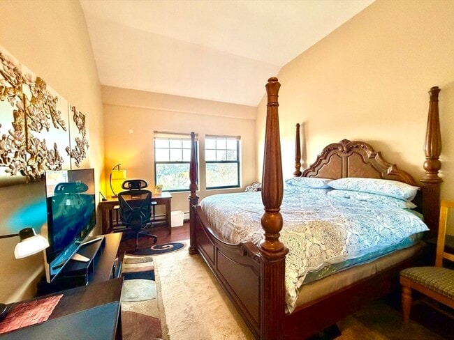 Building Photo - 72 Ashland St