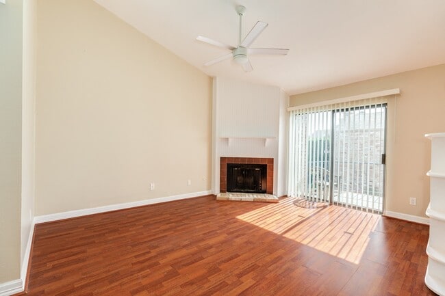 Building Photo - 7140 N Holiday Dr