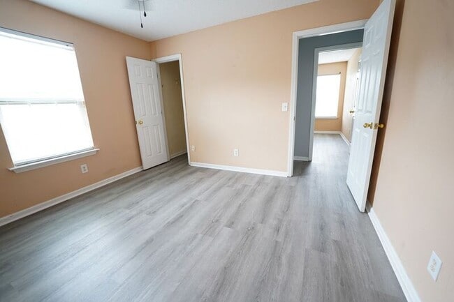 Building Photo - 8 Willow Lakes Dr