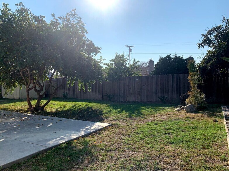 Building Photo - 4917 Roja Dr