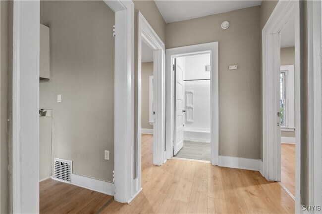 Building Photo - 712 Oak St