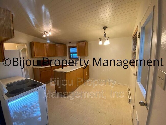 Building Photo - 916 Westmoor Dr