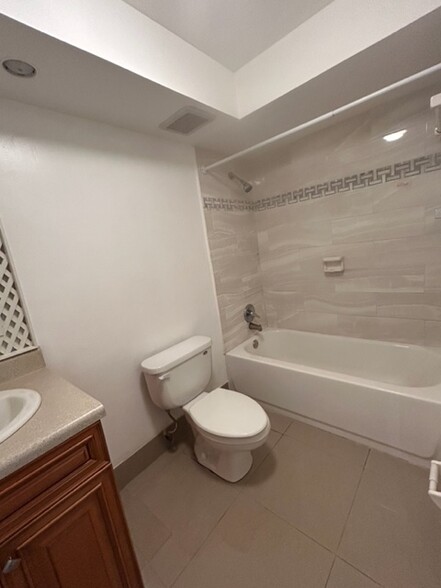 full bath with tub & shower - 490 NW 20th St