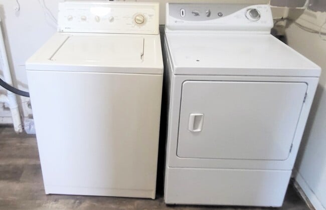 Building Photo - 1127 Pemberton Dr