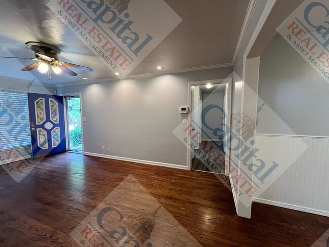 Building Photo - Charming 3 Bedroom