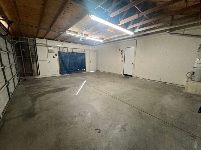 Building Photo - Beautiful upgraded 3 bedroom in Mission Grove!