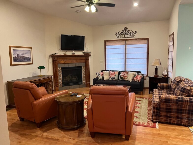 Building Photo - 310 N 1st St