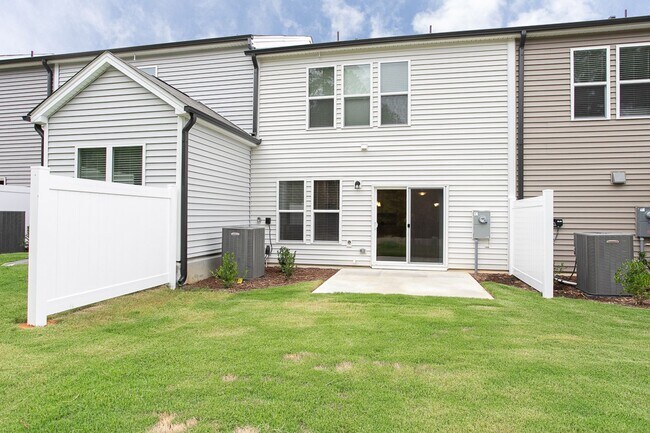 Building Photo - Beautiful 3 bedroom, 2.5 bath townhome in ...