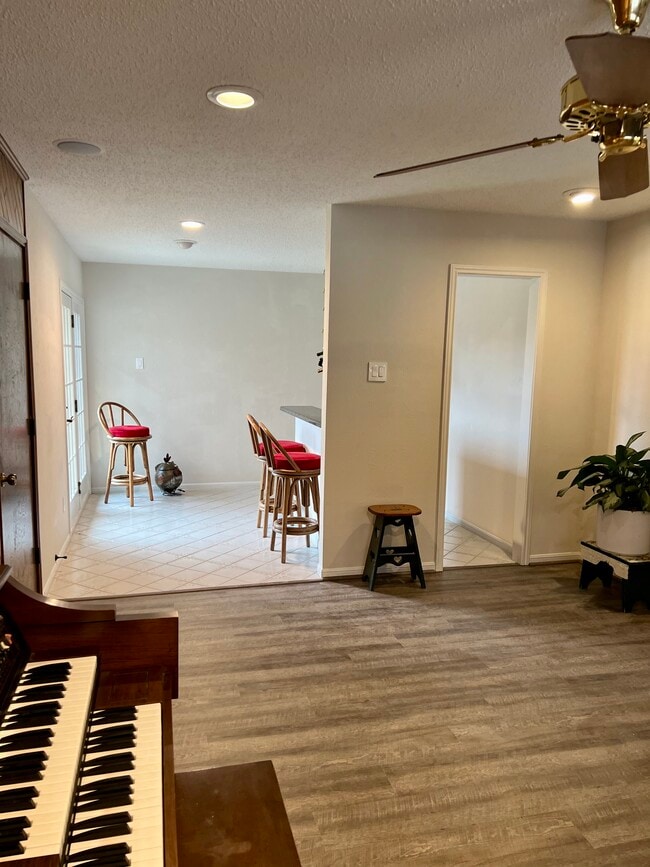 Building Photo - 1707 Mayflower Dr