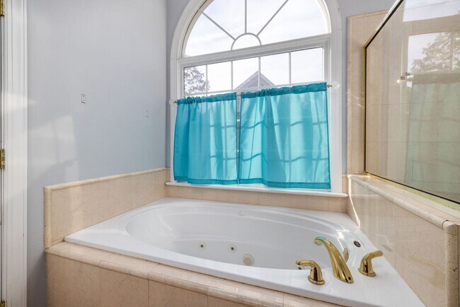 Building Photo - 4 Bed | 2.5 Bath House with Garage