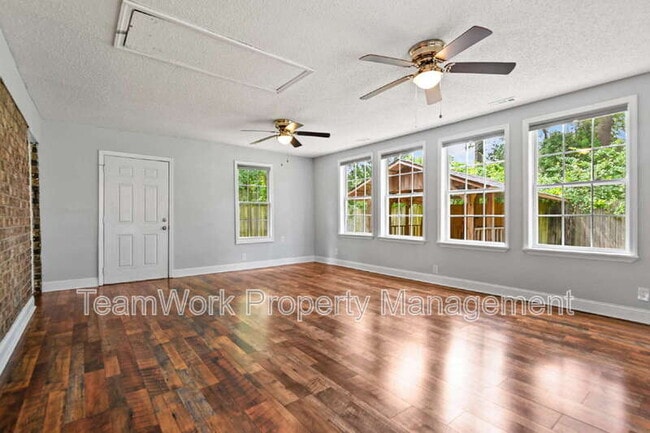 Building Photo - 313 Clearwater Dr
