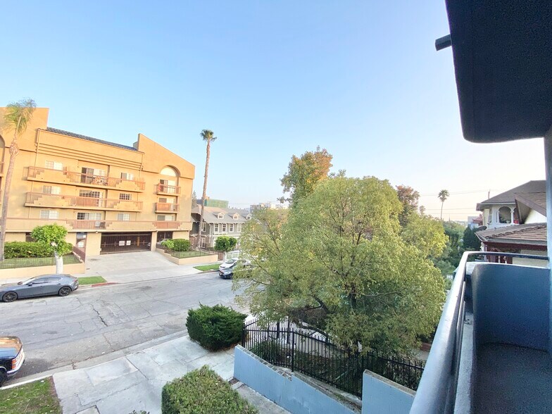 Building Photo - 833 S Berendo St