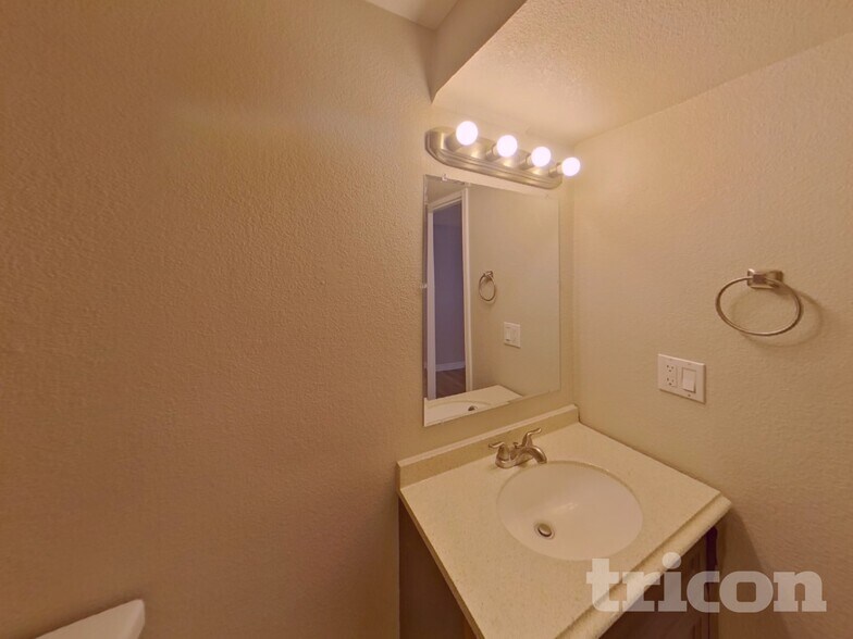 Building Photo - 6725 Defoe Ave