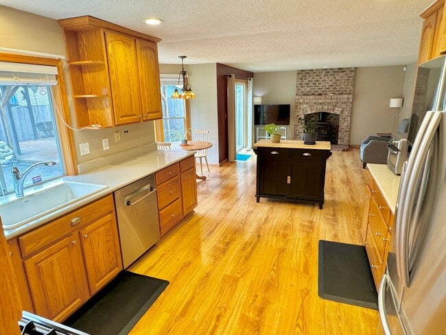 Building Photo - Linwood Neighborhood, Milwaukie Home on Quiet Cul-de-sac, 2 Car Garage, A/C, Huge Fenced Backyard