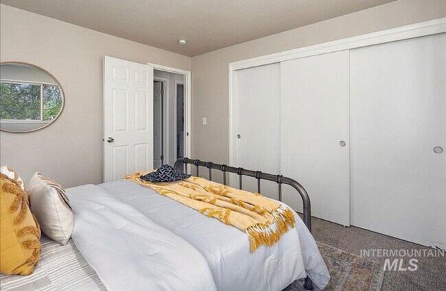 Building Photo - 4 Bed 2 Bath in Boise!
