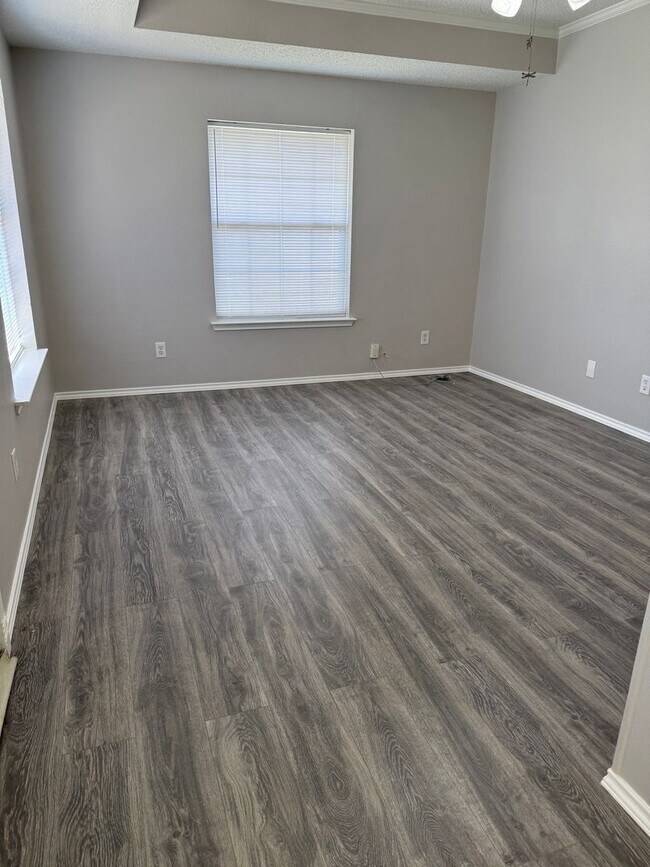 Building Photo - 3 Bedroom 1 Bath Home Available