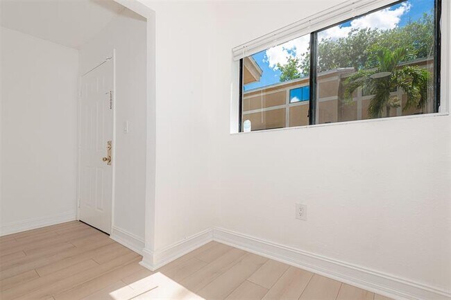 Building Photo - 9481 Palm Cir