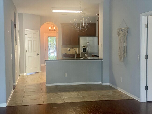 Building Photo - 5 BEDROOM HOUSE WITH PRIVATE POOL AND LAKE...
