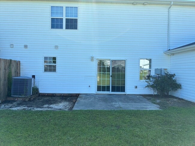 Building Photo - Delightful 2 bedroom 2.5 bath located in Hubert. Just a short drive to Camp Lejeune, area beaches...