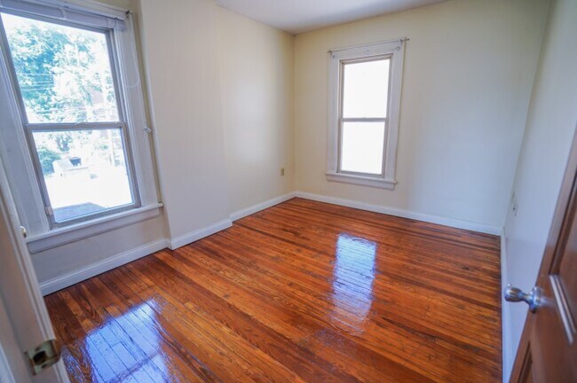 Building Photo - 72-72 1/2 E 14th Ave-SFH