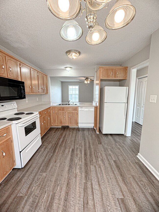 Building Photo - 205 Tree Line Dr