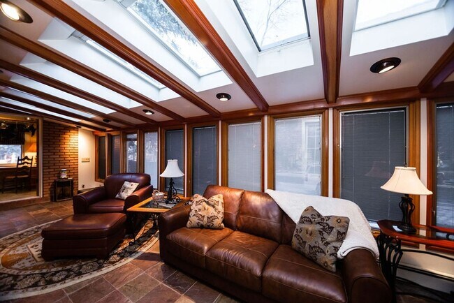 Building Photo - 2 Bedroom + Office, 3 Bath in Old Town Fort Collins