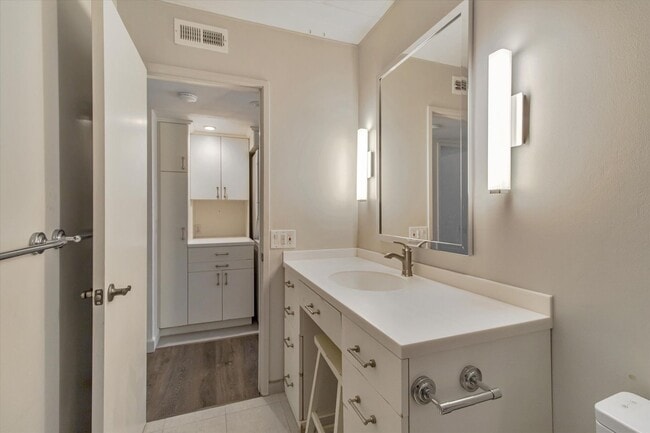 Building Photo - Charming 2 Bed 2 Bath Sunnyvale Condo with Vaulted Ceilings and Patio