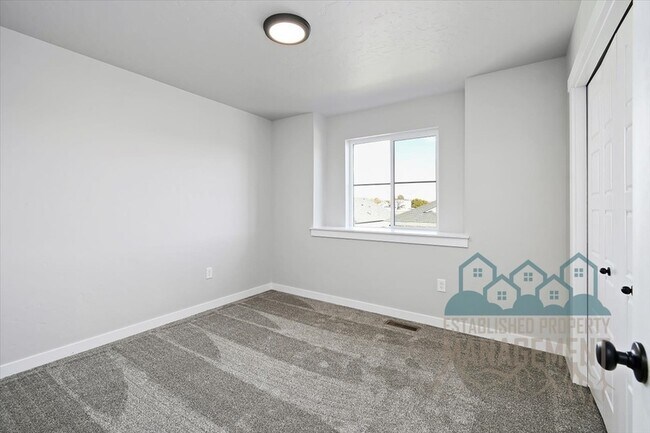 Building Photo - 3891 N Chelmsford Ave
