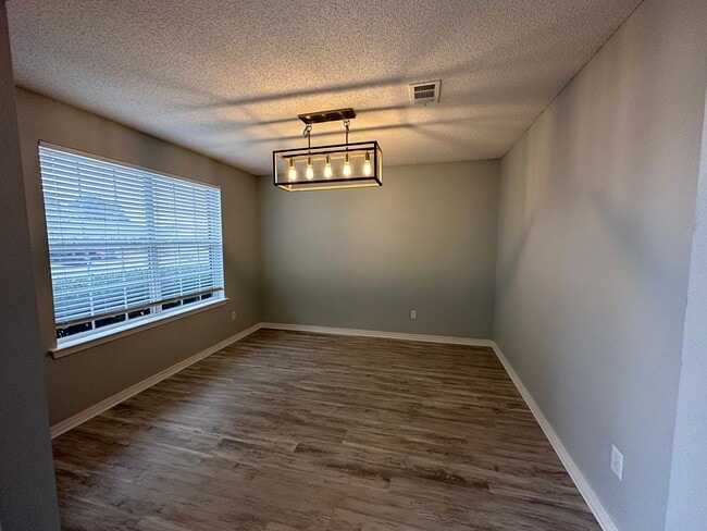 Building Photo - Adorable Home For Rent