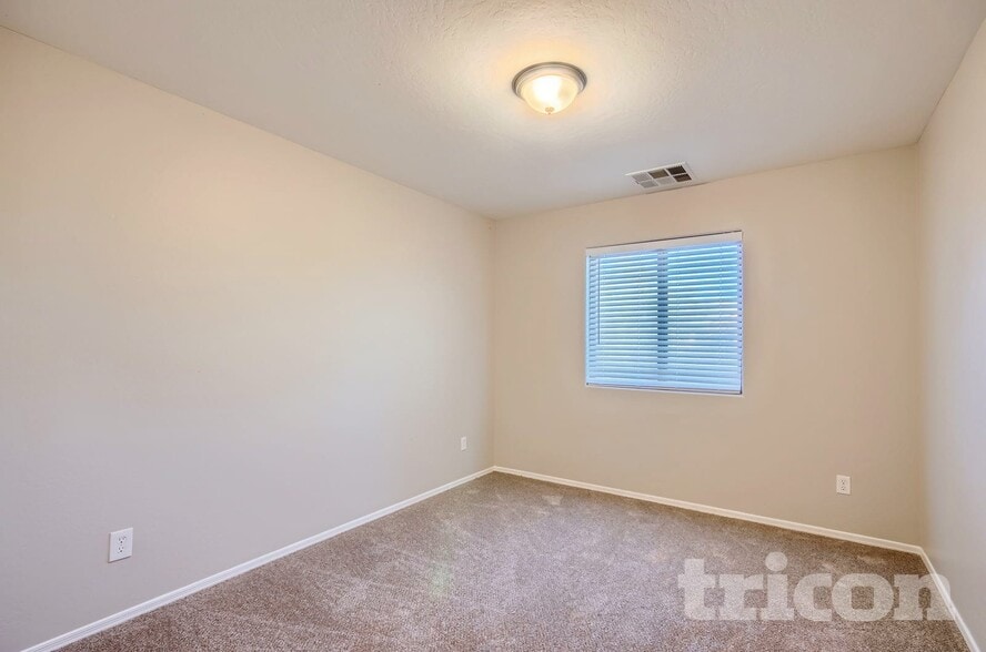 Building Photo - 13301 E Primrose Ln