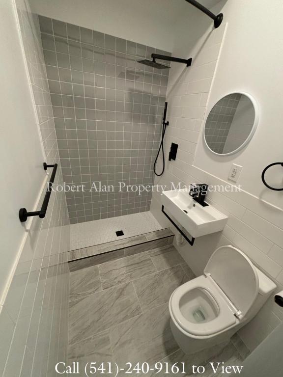 Building Photo - 119 SW Emigrant, Unit 2