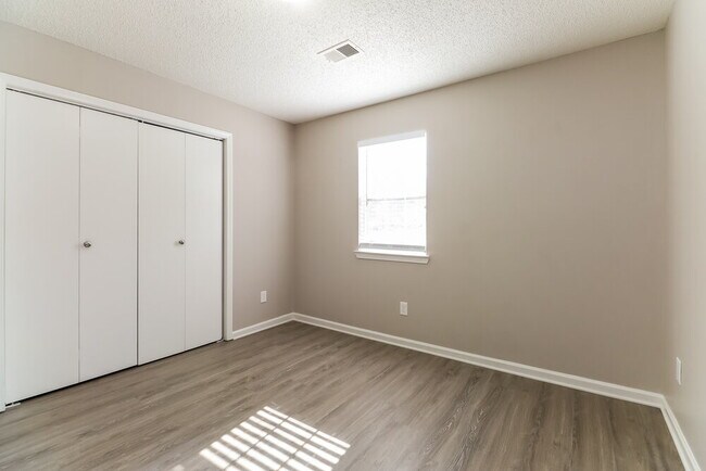 Building Photo - 240 Rosewood Dr