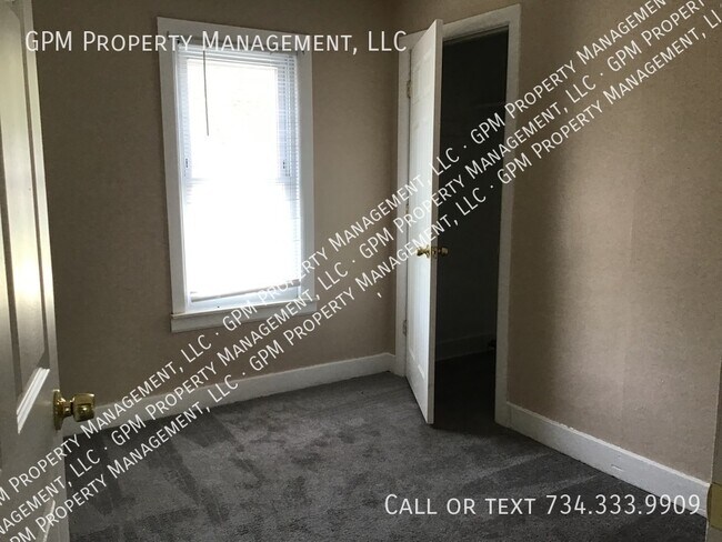 Building Photo - Dearborn Heights Colonial