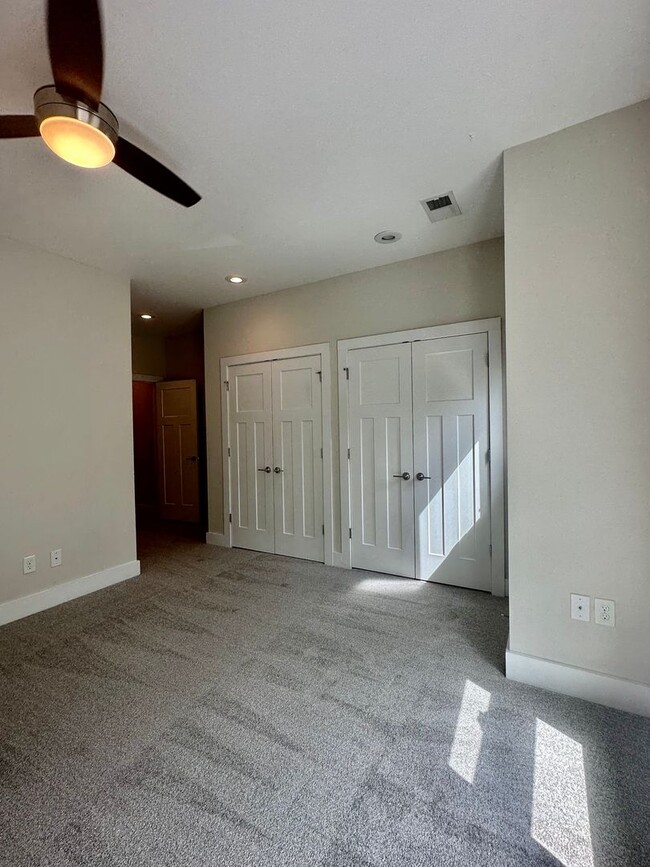 Building Photo - Gorgeous! Southend Townhome!