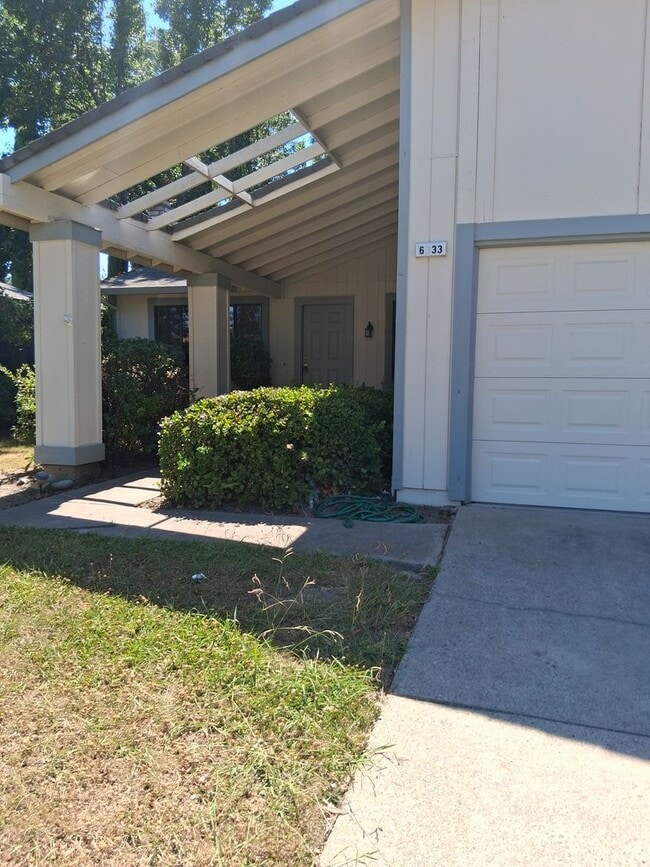 Building Photo - Newer Centrally Located Beauty!