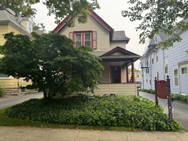 Building Photo - 780 University Ave