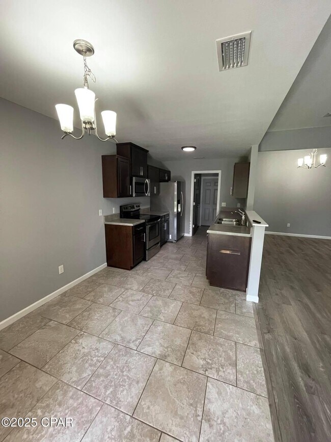 Building Photo - 245 Woodlawn Ct