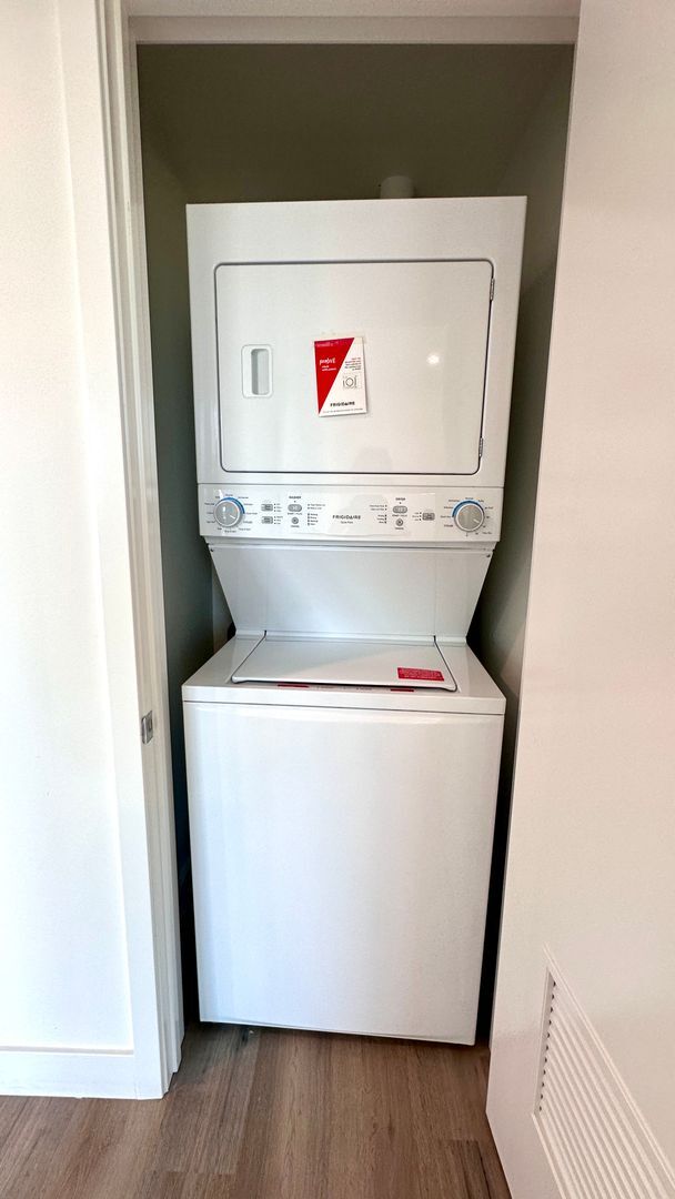 Building Photo - Affordable 1-Bedroom Top Floor Unit with M...